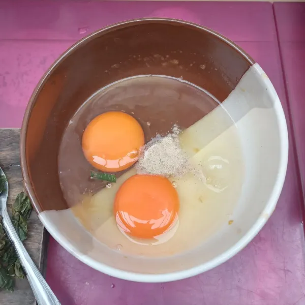 Masukkan telur ke dalam mangkuk, beri garam dan merica, aduk rata.