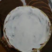 Ambil 1 lembar kulit mille crepes, lalu oles dengan whipecream hingga rata (tiap layer saya kasih 40 gr whipe cream ) lakukan hal yang sama pada step berikutnya.