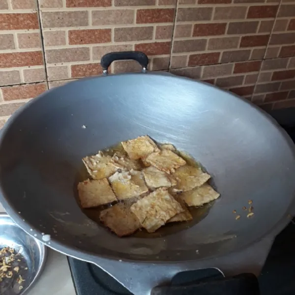 Goreng dalam minyak panas dan banyak, gunakan api sedang. Jika menempel, pisahkan dengan garpu. Goreng hingga renyah kecokelatan. Angkat dan tiriskan. Simpan dalam wadah kedap udara setelah dingin.