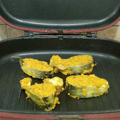 Panggang ikan patin sampai matang.