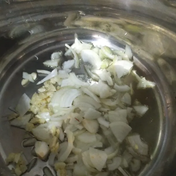 Panaskan minyak, tumis bawang bombay dan bawang putih. Tumis hingga harum.