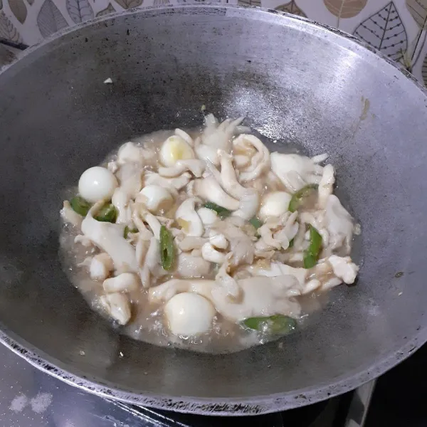 Masak hingga jamur matang. Sajikan.