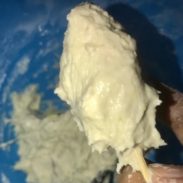 Rekatkan adonan pada tusuk sate.