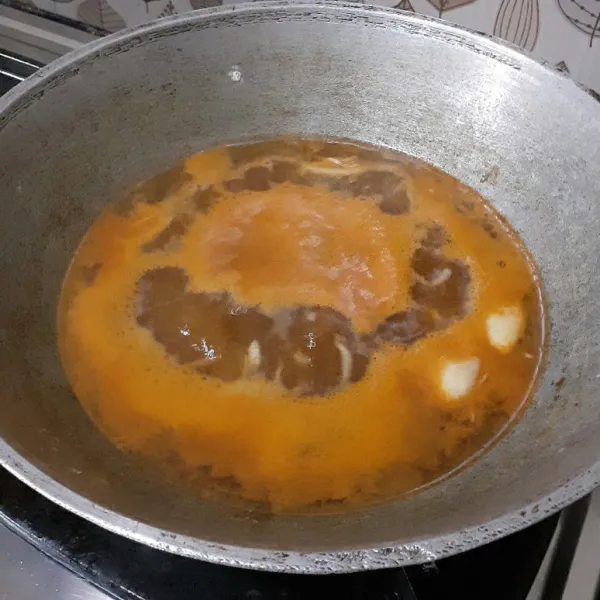 Aduk, biarkan mendidih.