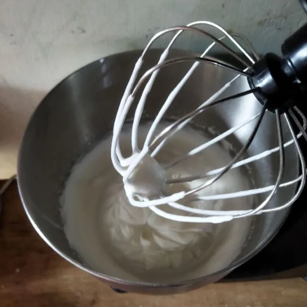 Adonan B: Kocok putih telur dan garam menggunakan mixer hingga mengembang, masukkan gula secara bertahap sambil terus diaduk kurang lebih 5 menit hingga adonan mengembang berjejak kaku.