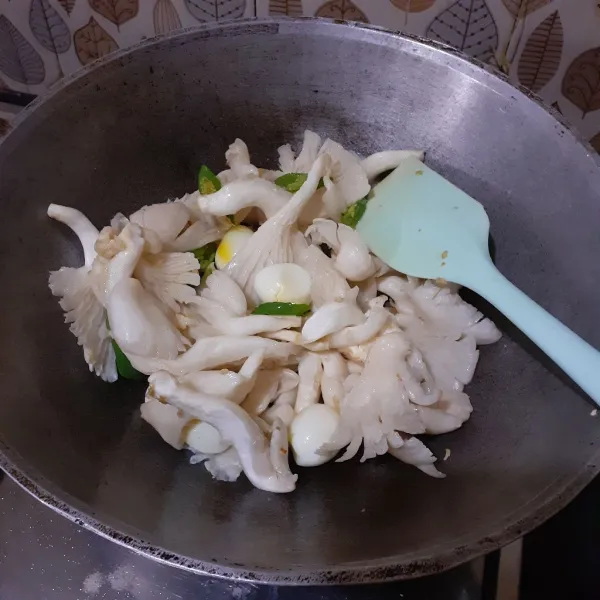 Masukkan jamur dan telur puyuh, aduk.