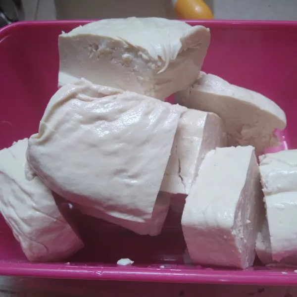 Tahu dipotong sesuai selera.