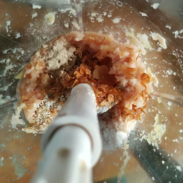 Blender daging ayam fillet hingga setengah halus lalu masukan garam,bawang putih,bawang merah goreng,kaldu jamur ,merica bubuk