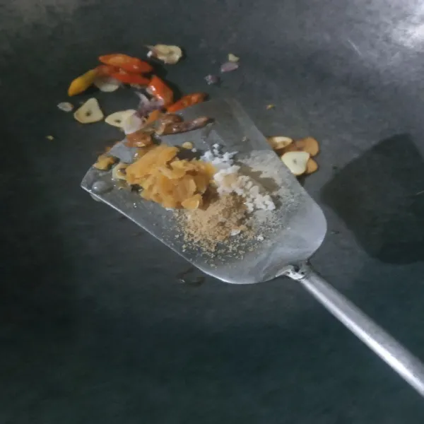 Tambahkan gula, garam, merica bubuk, dan kaldu bubuk.aduk merata sampai larut.