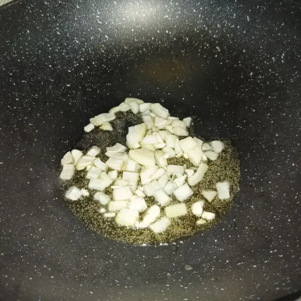 Cincang bawang bombay dan bawang putih, lalu tumis sampai harum.