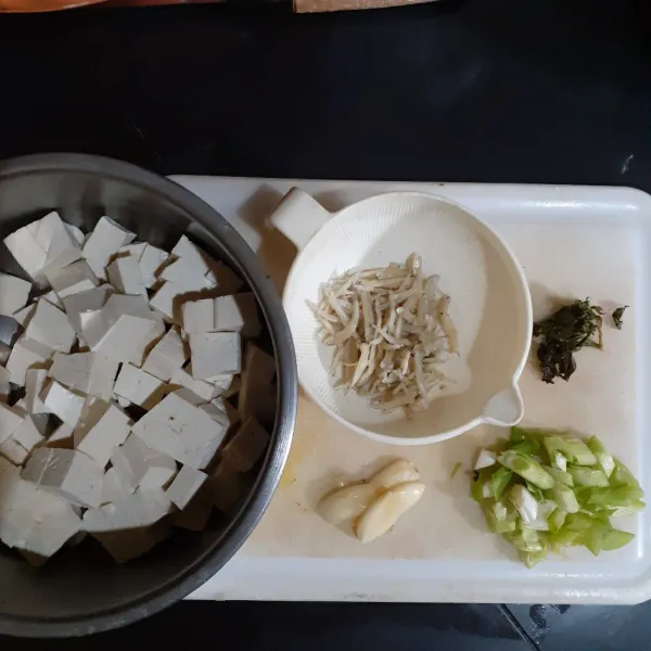 Siapkan bahan. Teri direndam sebentar, dibilas, dan ditiriskan.