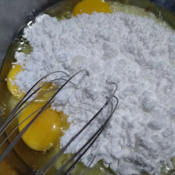 Kocok telur dengan whisk, vanili dan gula halus hingga gula setengah larut saja.