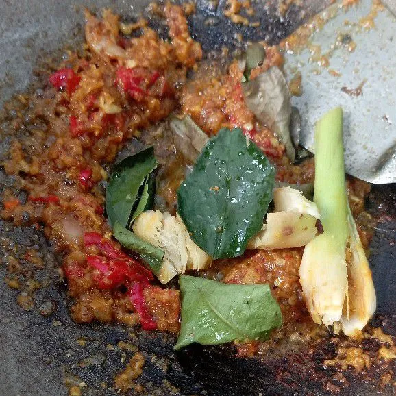 Masukan daun salam, daun jeruk, serai, lengkuas dan jahe. Aduk merata.