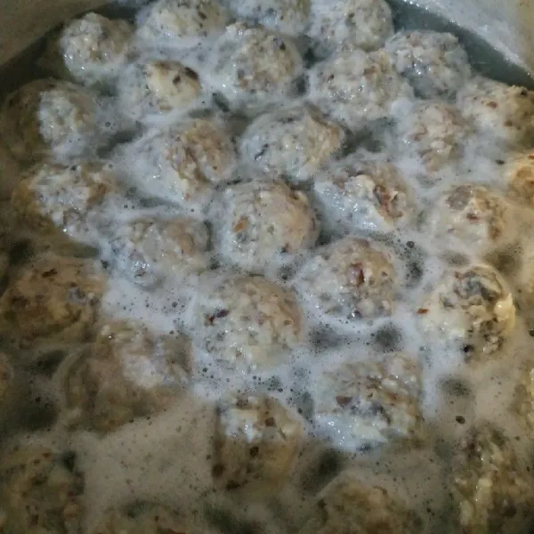Setelah adonan selesai dibentuk nyalakan api kecil saja rebus bakso hingga matang atau mengapung