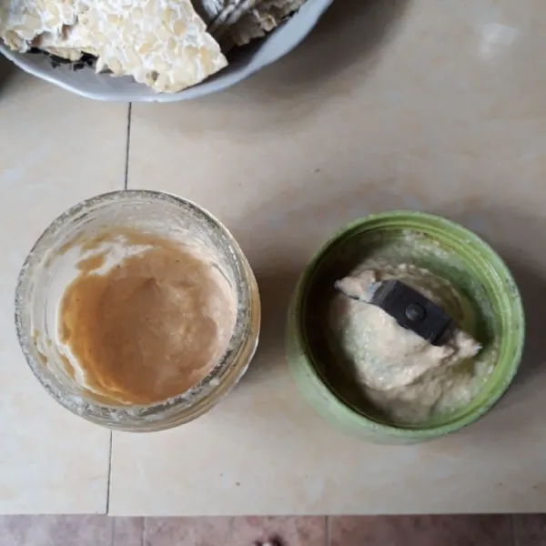 Haluskan semua bahan bumbu.
