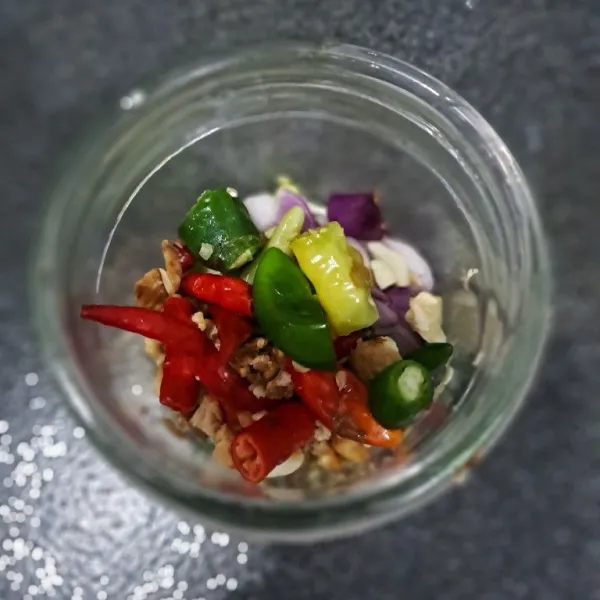 Campur semua bumbu halus lalu haluskan.