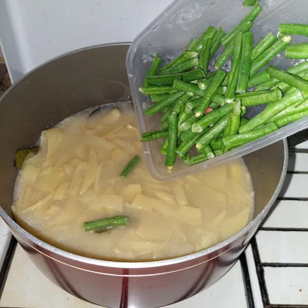 Setelah beberapa saat, masukkan kacang panjang, tunggu hingga agak lunak.