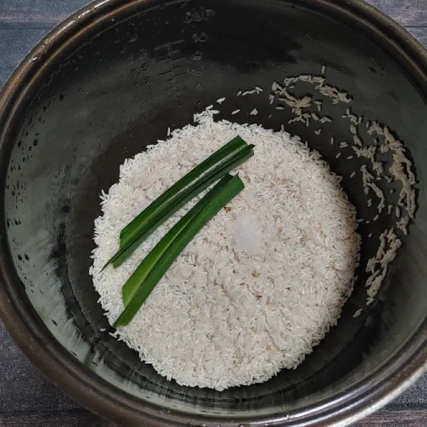 Cuci bersih beras ketan, masukkan ke dalam rice cooker, tambahkan garam dan daun pandan.