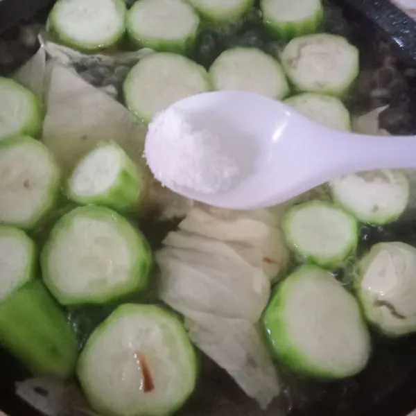 Beri lada, gula, garam, kaldu bubuk, aduk rata.