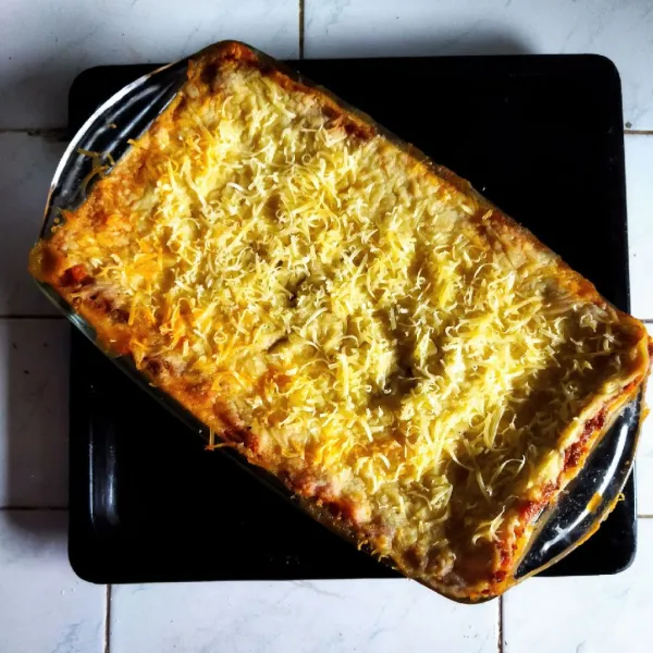 Panggang lasagna dalam oven dengan suhu 190 C selama 30-35 menit. Lasagna siap disajikan.