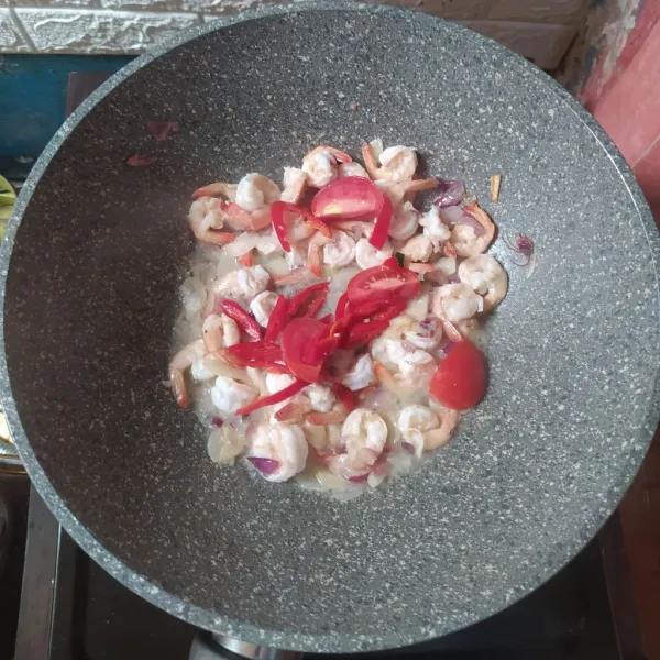 Tumis bumbu sampai harum, lalu masukkan udang. Tumis sampai berubah warna. Masukkan juga tomat, cabe dan sambal.