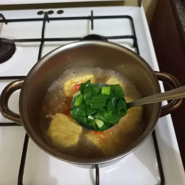 Masukkan irisan daun bawang, masak hingga matang.