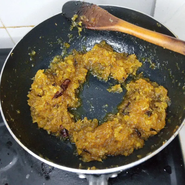 Dinginkan selai. Selai nanas bisa langsung dipulung untuk isian nastar.