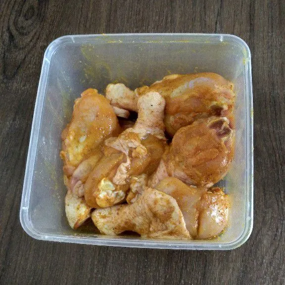 Marinasi paha ayam minimal 15 menit di kulkas.