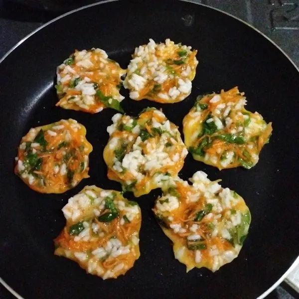 Panaskan teflon dengan sedikit olesan minyak sayur. Lalu ambil 1 sendok makan adonan, pipihkan di atas teflon. Masak sampai sisi bawah matang. Gunakan api kecil agar matang merata dan tidak gosong.