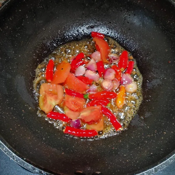 Panaskan wajan beri minyak dan goreng tomat,bawang merah dan cabe sampai layu. Lalu angkat.