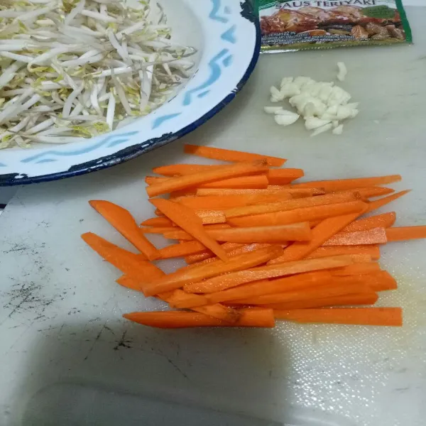Potong wortel berbentuk korek api.