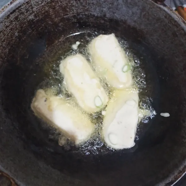 Panaskan minyak, goreng hingga matang.