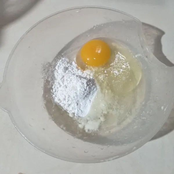 Kocok lepas telur, terigu, garam, lada dan kaldu bubuk
