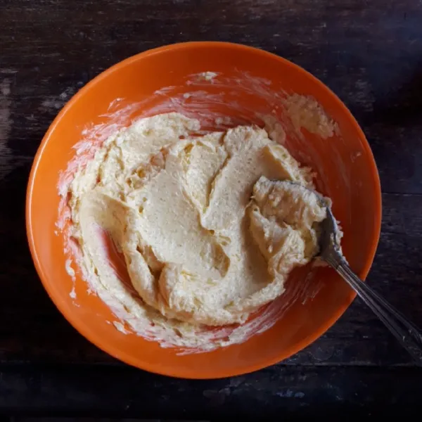 Campurkan margarin, gula dan skm, aduk rata.