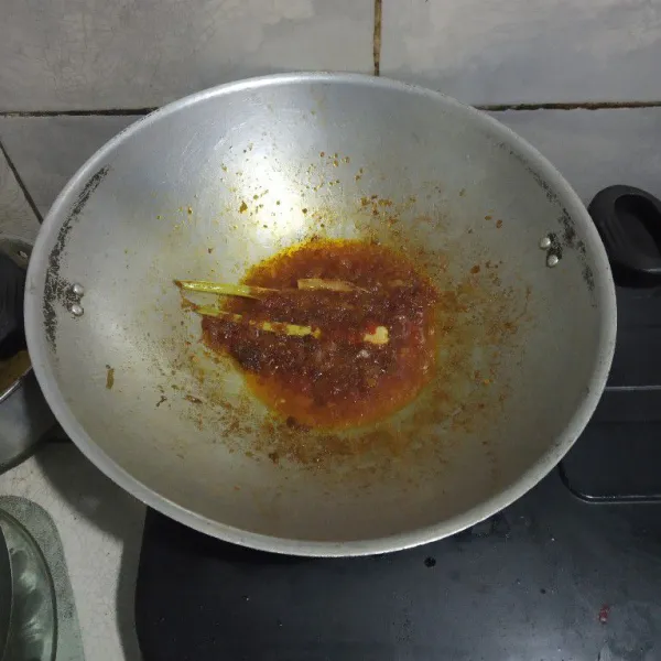 Tumis bumbu halus dan serai sampai matang.