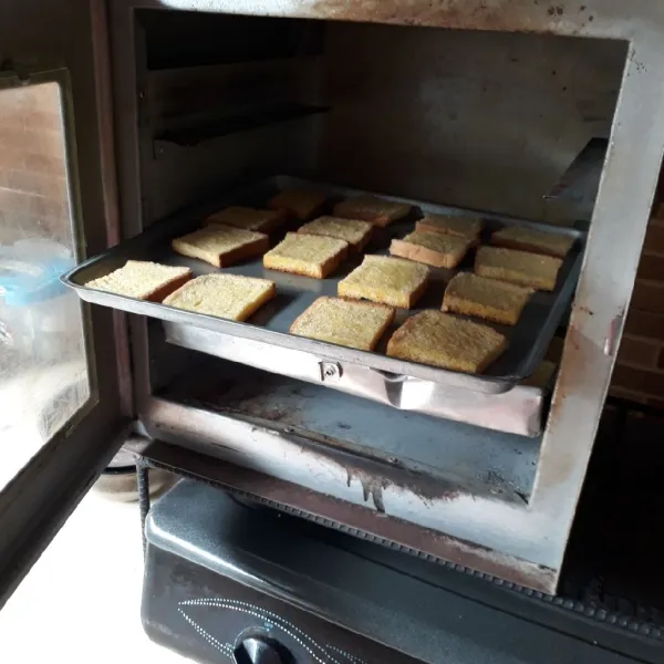 Panggang dalam oven yang sudah dipanaskan, gunakan api kecil hingga renyah kecokelatan. Setelah dingin simpan dalam wadah kedap udara.