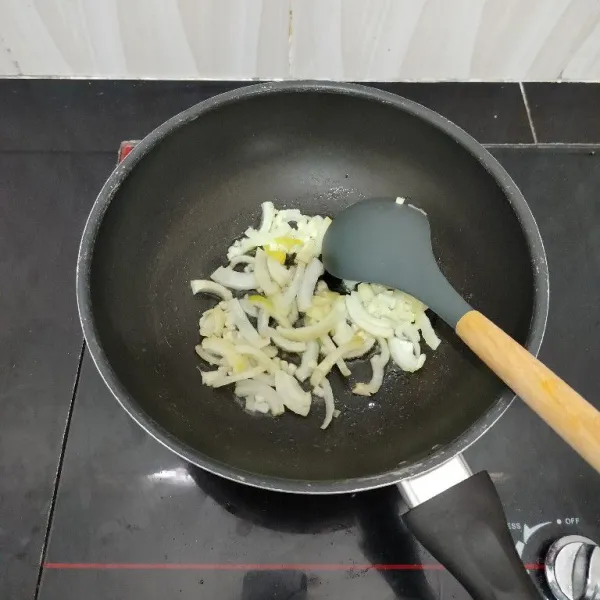 Panaskan minyak sayur. Tumis bawang putih dan bawang bombay hingga layu.