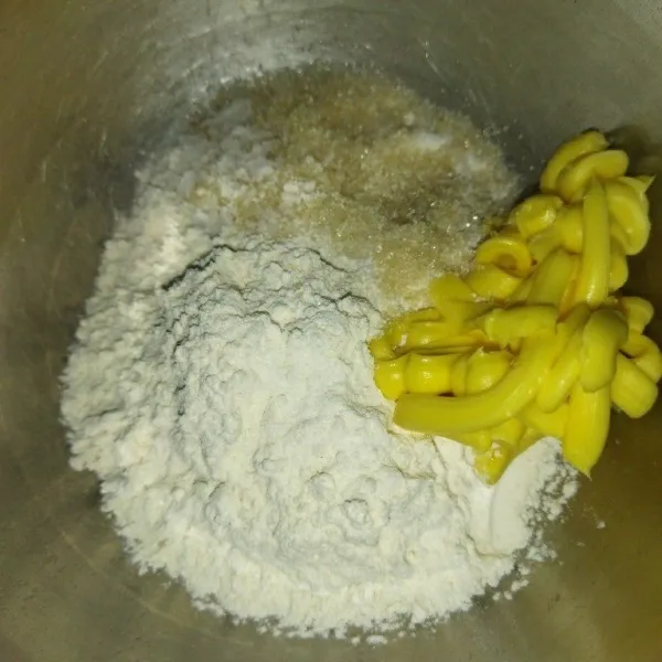 Siapkan wadah, masukkan tepung terigu, garam, gula pasir dan margarin, aduk hingga berbulir.