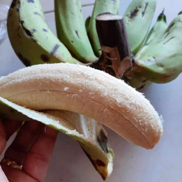 Kupas pisang, belah jadi dua.