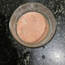 Pindahkan ke dalam wadah tahan panas. Tambahkan bawang putih, garam, wortel, jagung, dan tepung beras. Aduk rata.