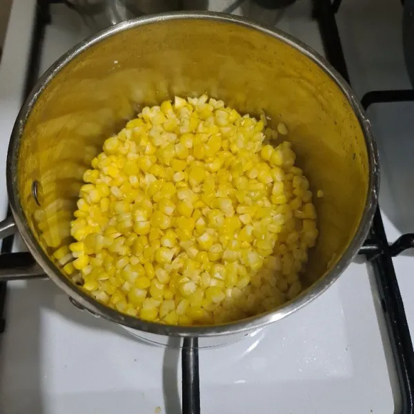 Masukkan kembali jagung ke dalam panci.