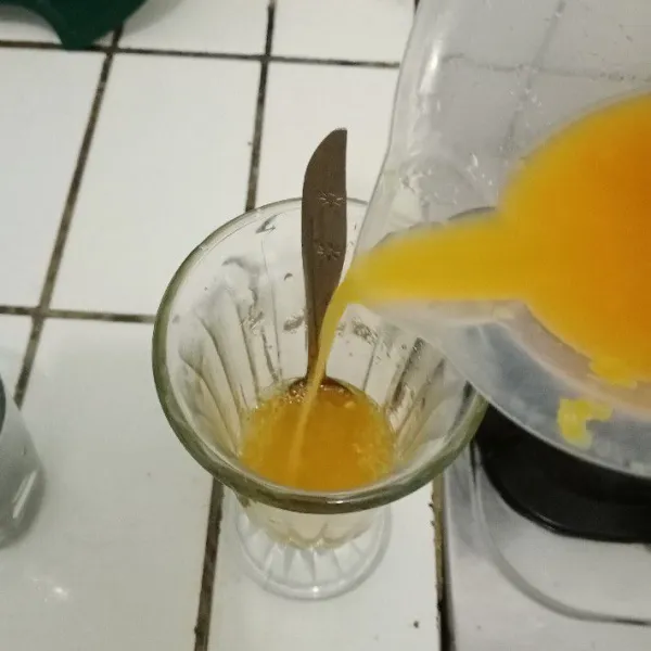Tuang air jeruk dalam gelas tadi.