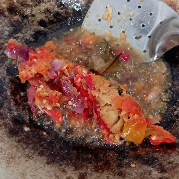 Panaskan minyak, tumis bumbu Uleg, daun salam dan lengkuas sampai harum.