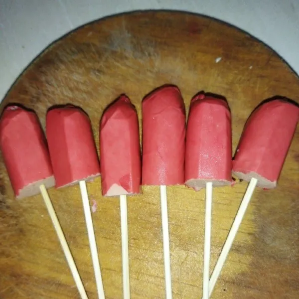 Siapkan sosis sapi, lap sosis supaya kering, lalu potong sosis menjadi 2 bagian, lalu tusuk sosis dengan tusukan sate.