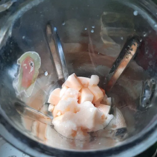 Masukan semua bahan ke dalam blender.