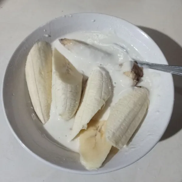 Celupkan pisang ke adonan