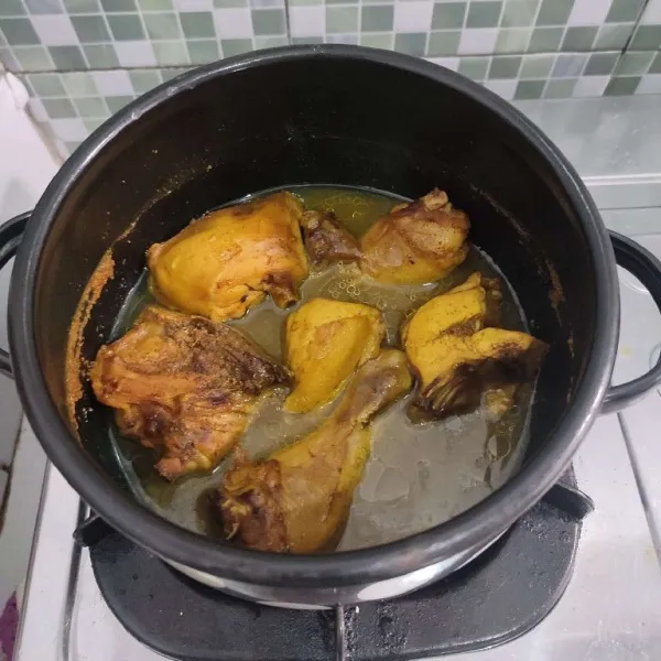 Jangan ungkep ayam hingga terlalu kering karena sisa air ungkepan ayam akan di pergunakan kembali.