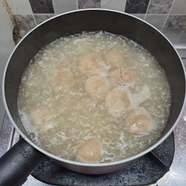 Masukkan bakso, masak sampai mengembang.