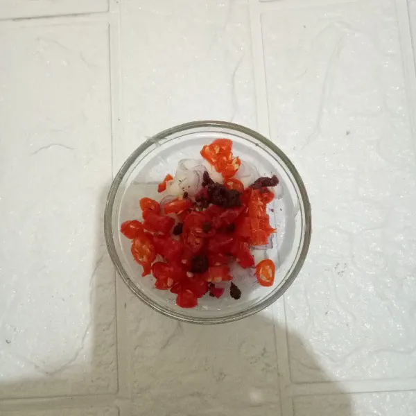 Iris-iris bahan sambalnya. Kemudian campurkan semua bahan sambal matah dan aduk rata.