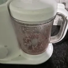 Blender daging dengan air.